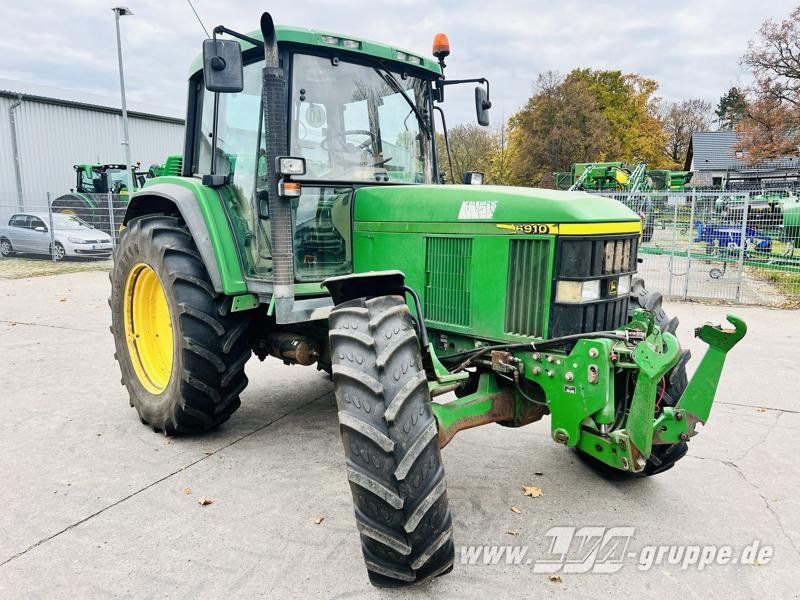 John Deere 6910