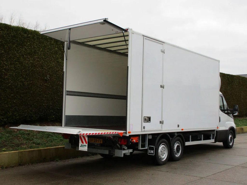 Iveco 35S18A8 / Gesloten clixtar oplegger 5,2 m.