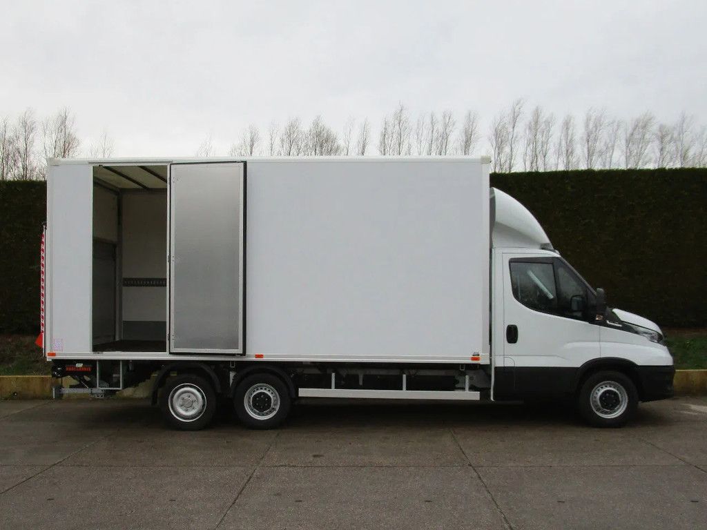 Iveco 35S18A8 / Gesloten clixtar oplegger 5,2 m.