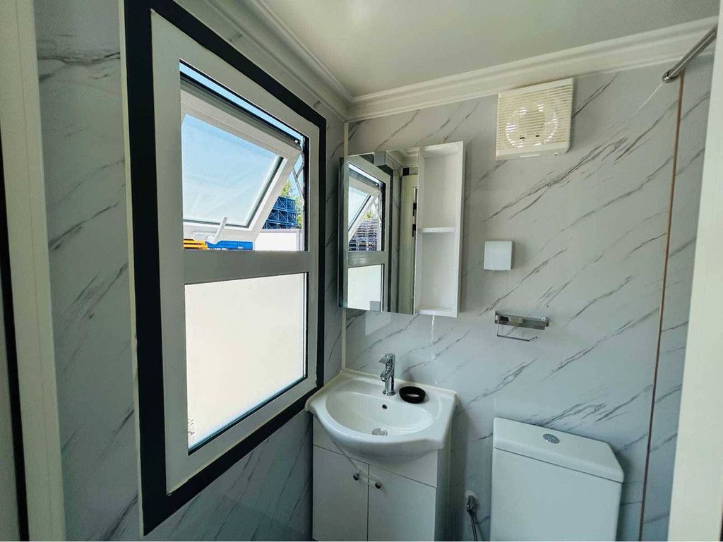 Mobile living unit with bathroom 2025