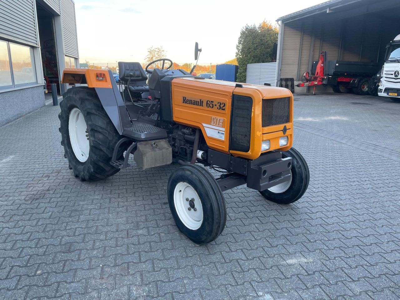 Renault 65-32 ME tractor