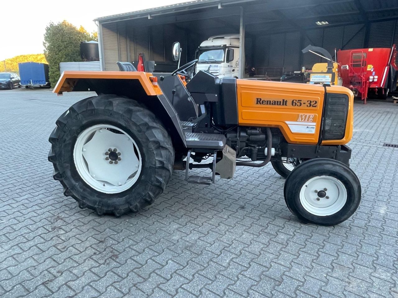 Renault 65-32 ME tractor