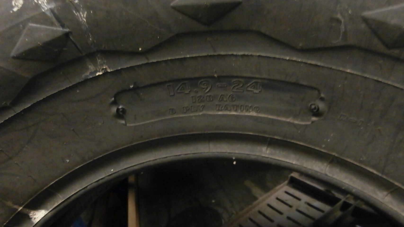 Banden Pirelly TM 700 480-70R24 € 1100,00