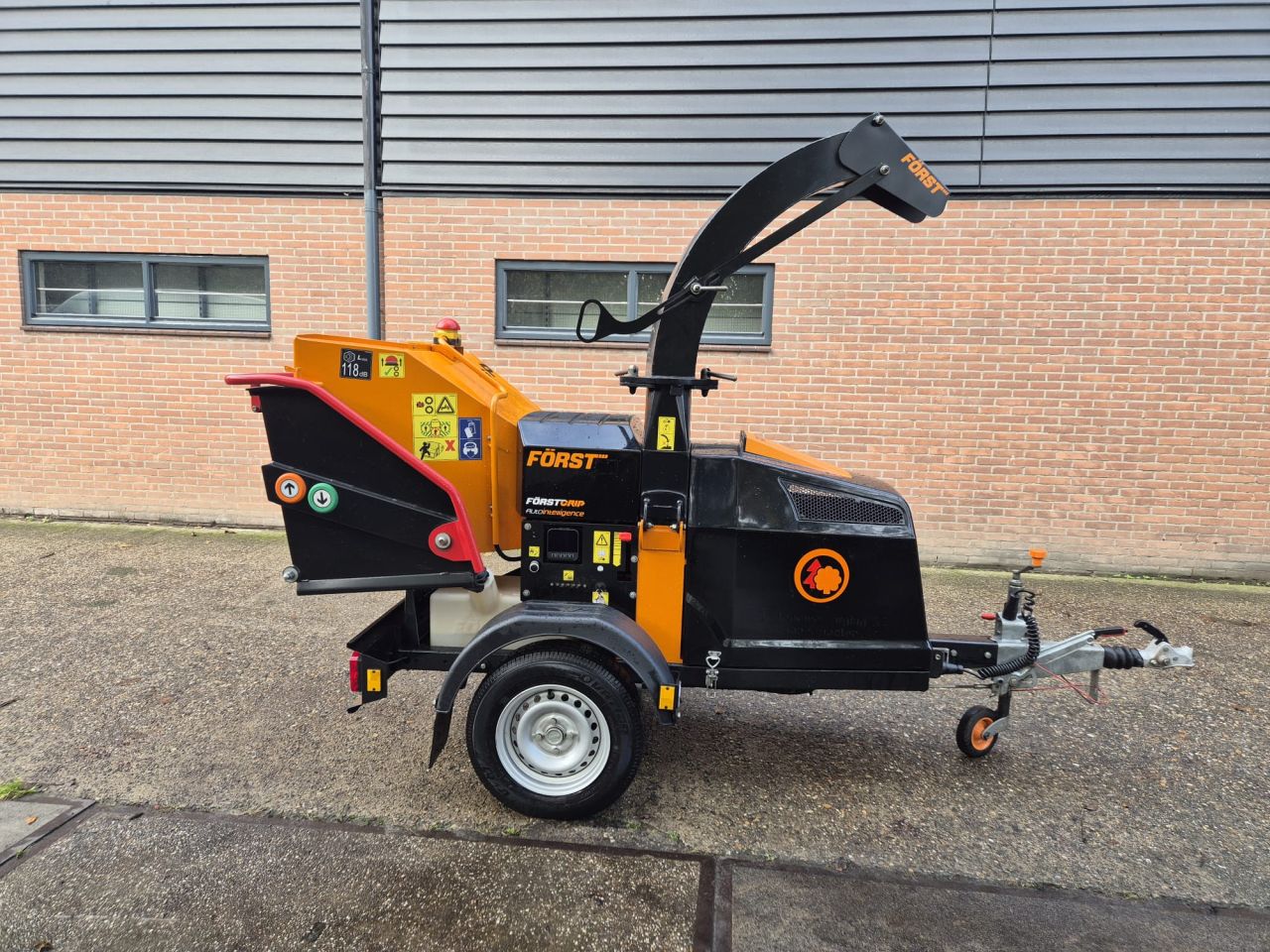 Jong gebruikte Först ST6P versnipperaar