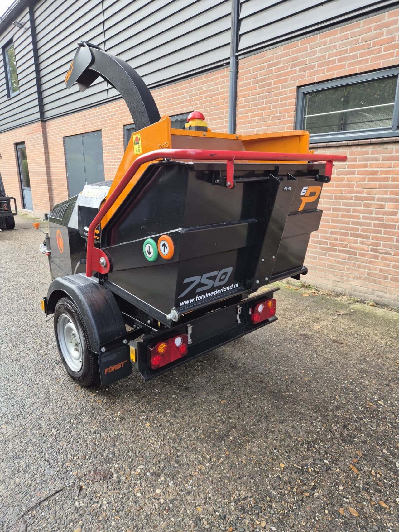 Jong gebruikte Först ST6P versnipperaar