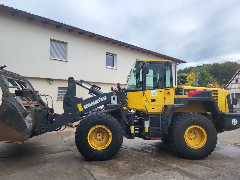 Komatsu WA 320