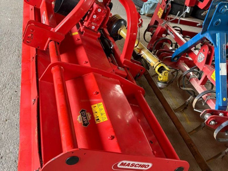 Maschio 2500 mit Front-Heckanbau und Seitenverschub
