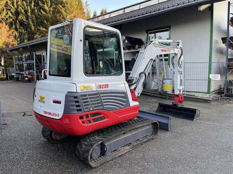 Takeuchi TB 235 mit Powertilt