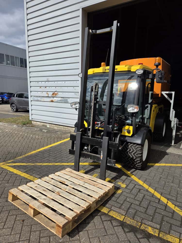 Multihog MX100, incl. hefmast en aanbouwdelen