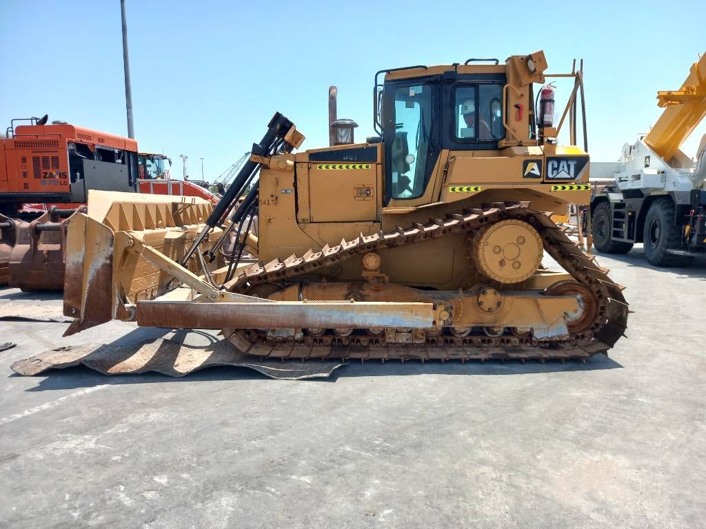 CAT D6T LGP (Abu Dhabi)