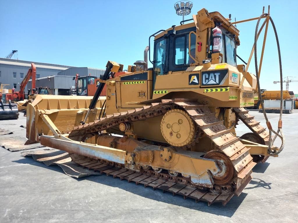 CAT D6T LGP (Abu Dhabi)