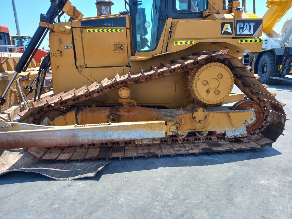 CAT D6T LGP (Abu Dhabi)