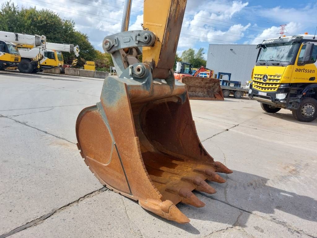 Liebherr R946LC (Lifting Cab)