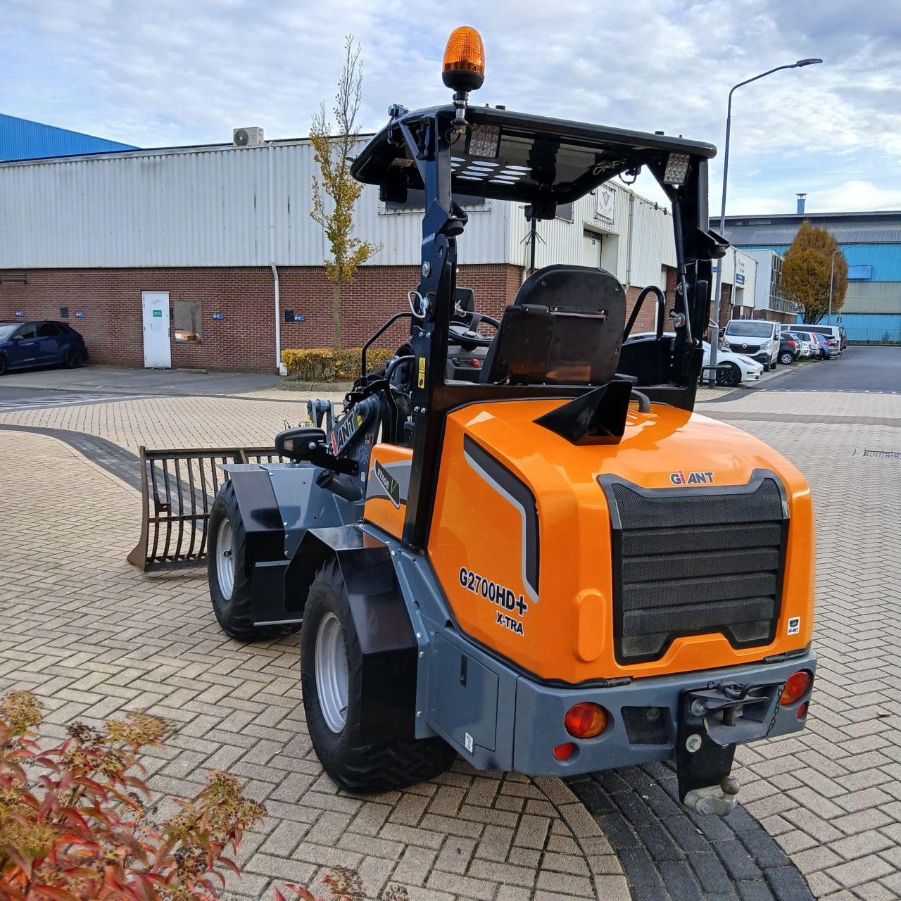 Giant G2700HD Xtra Plus Minishovel.