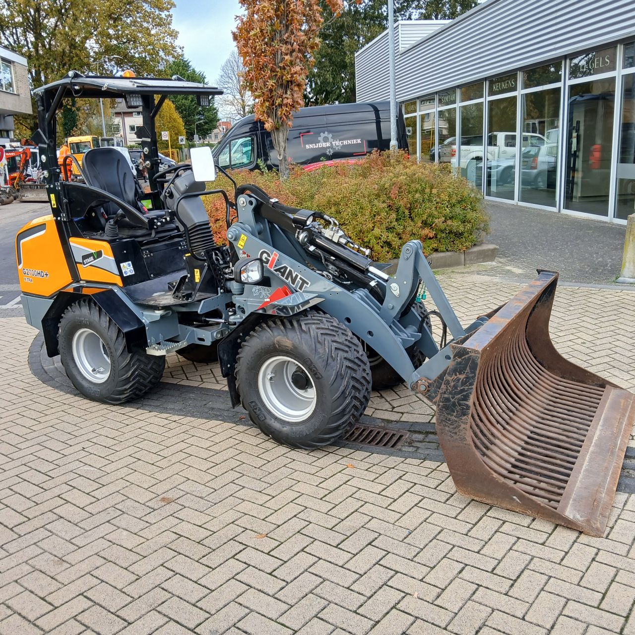 Giant G2700HD Xtra Plus Minishovel.