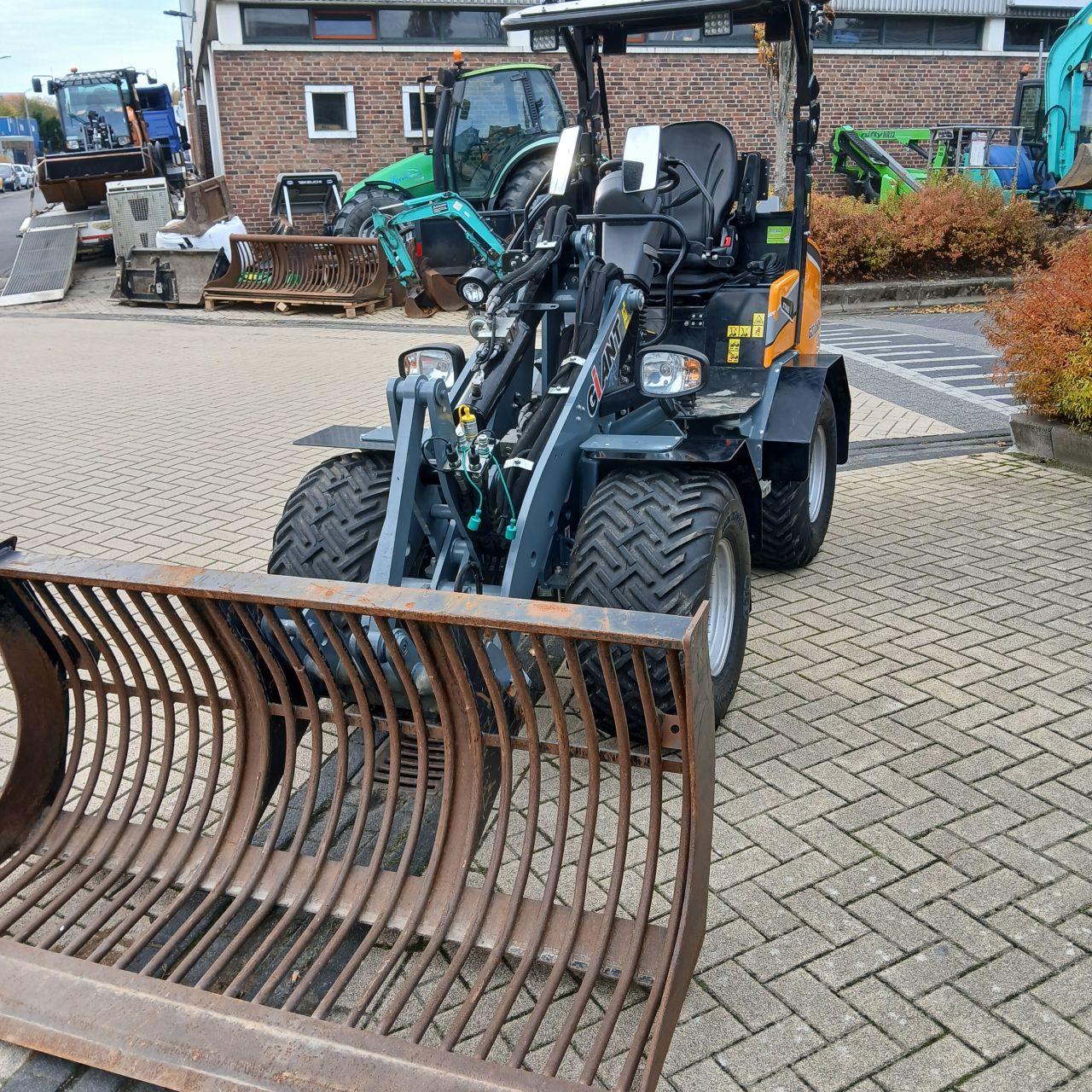 Giant G2700HD Xtra Plus Minishovel.