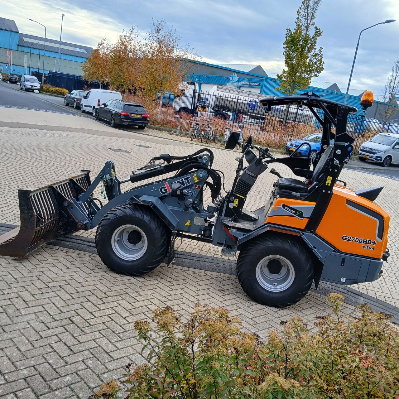 Giant G2700HD Xtra Plus Minishovel.