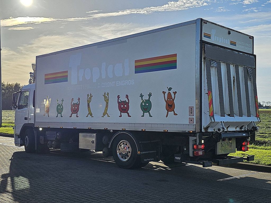 VOLVO FM 11.330 3 seats lift 290tkm