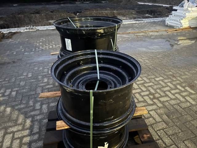 Valtra velgen 18x38 en 15x28 zwart