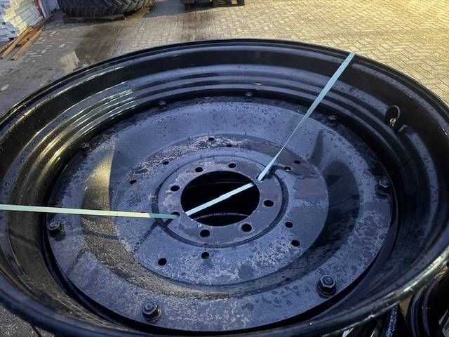 Valtra velgen 18x38 en 15x28 zwart