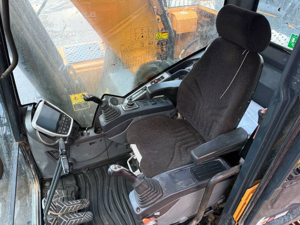 Hyundai HX300LR - 18m Long Reach / Auto Greasing