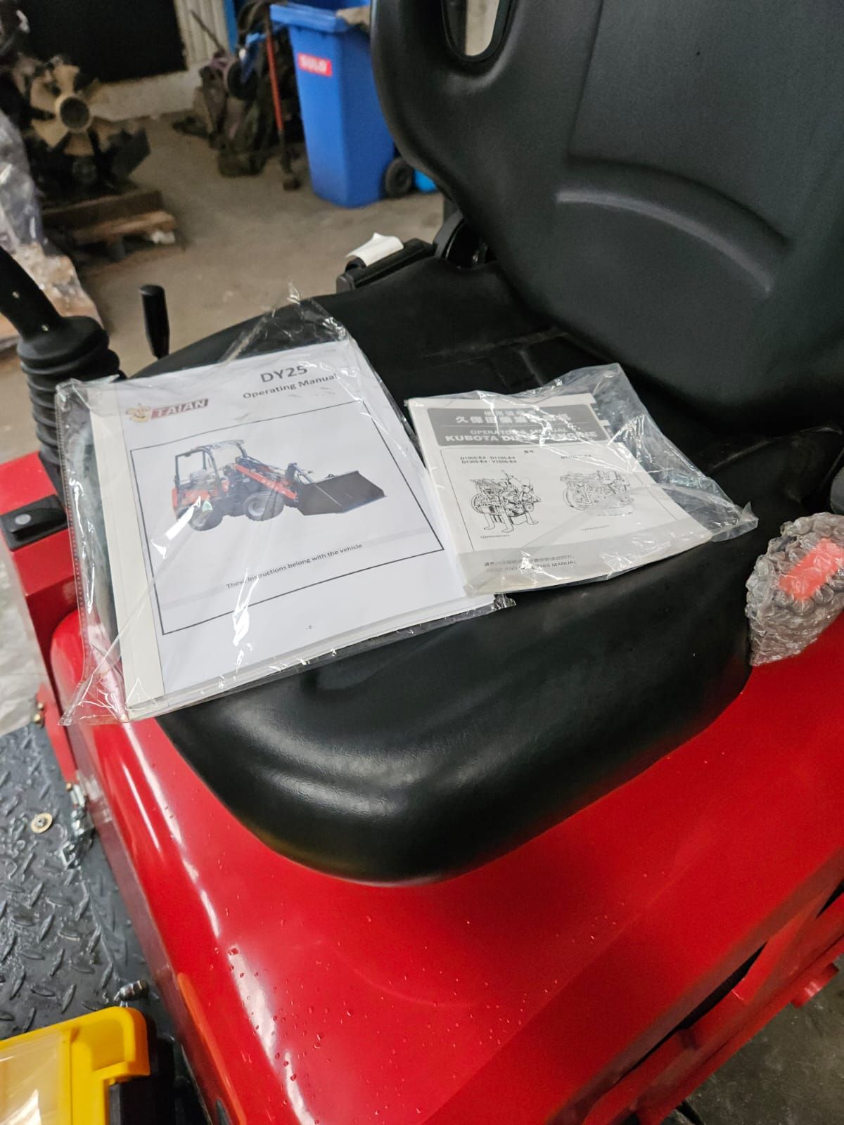 Taian shovel met Kubota shovel