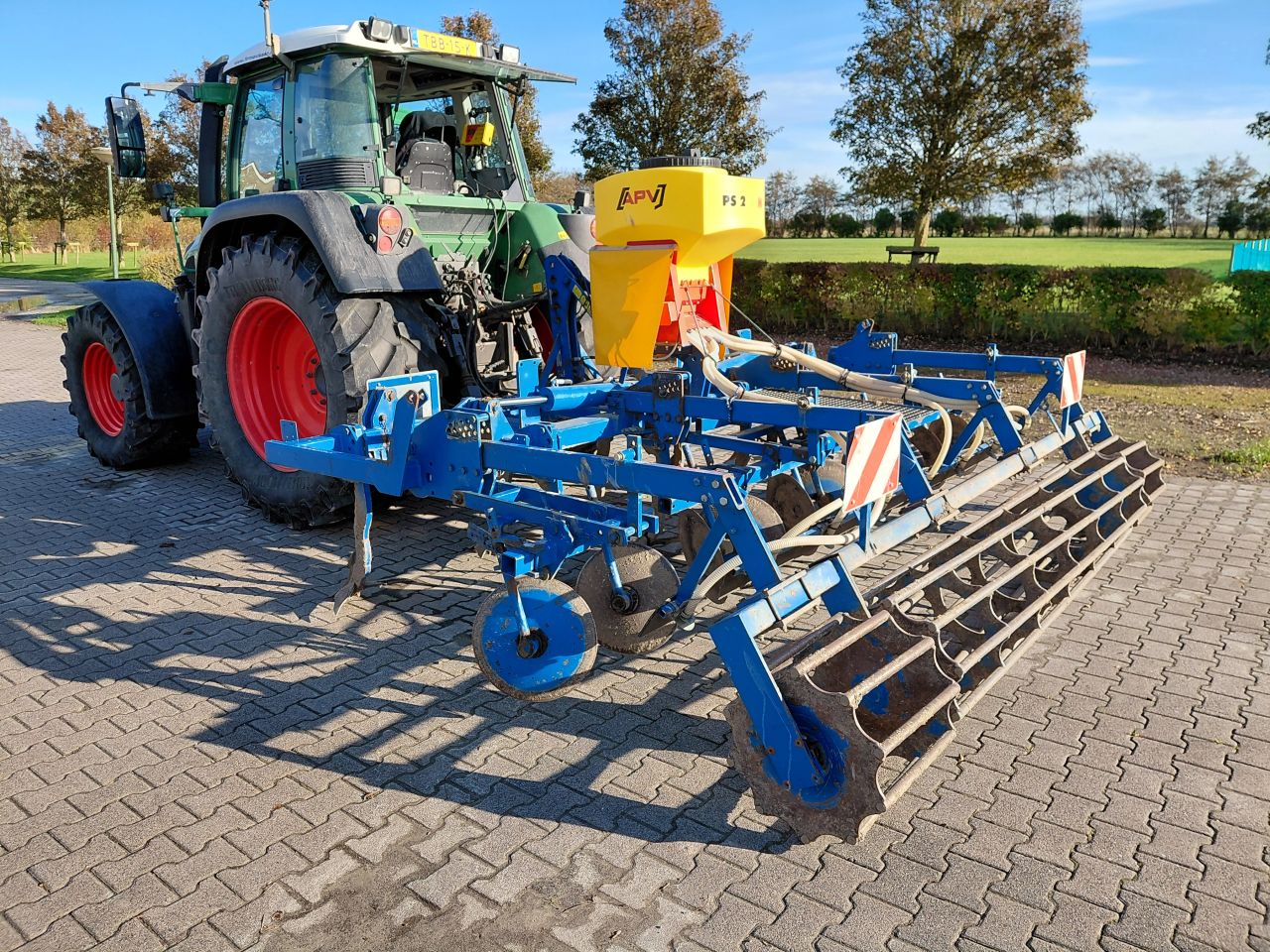 Nette stoppelcultivator met zaaibak en grondradar