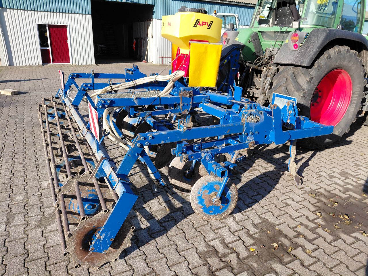 Nette stoppelcultivator met zaaibak en grondradar