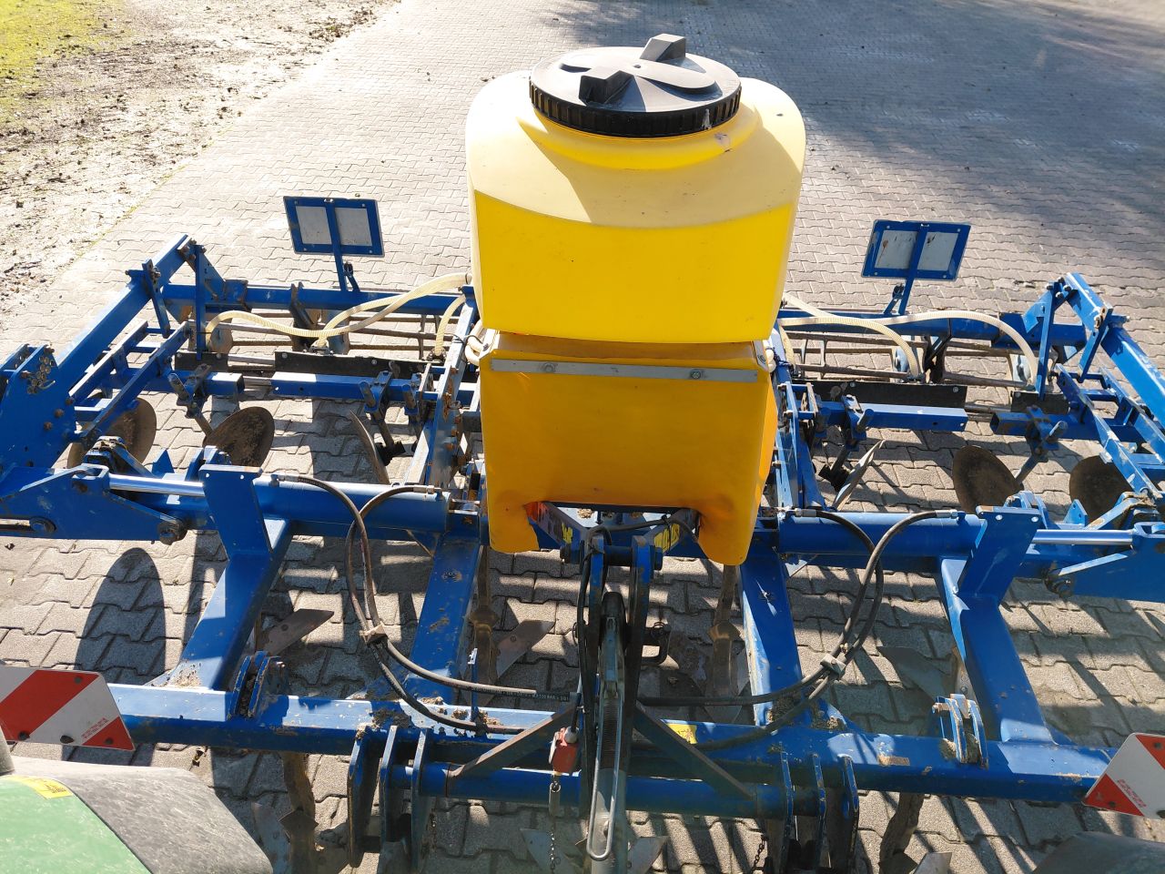 Nette stoppelcultivator met zaaibak en grondradar