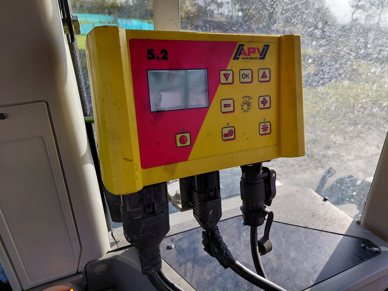 Nette stoppelcultivator met zaaibak en grondradar