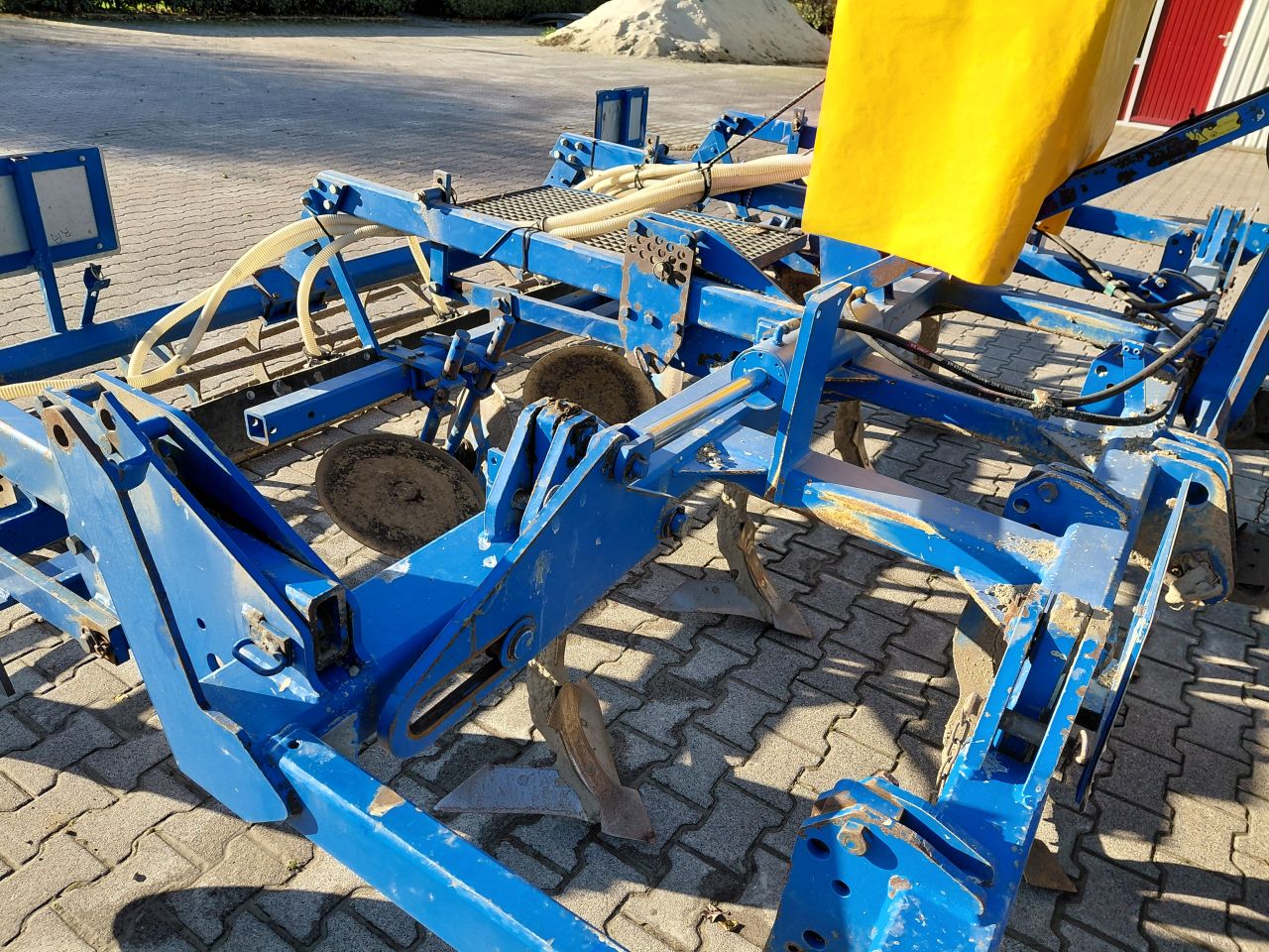 Nette stoppelcultivator met zaaibak en grondradar