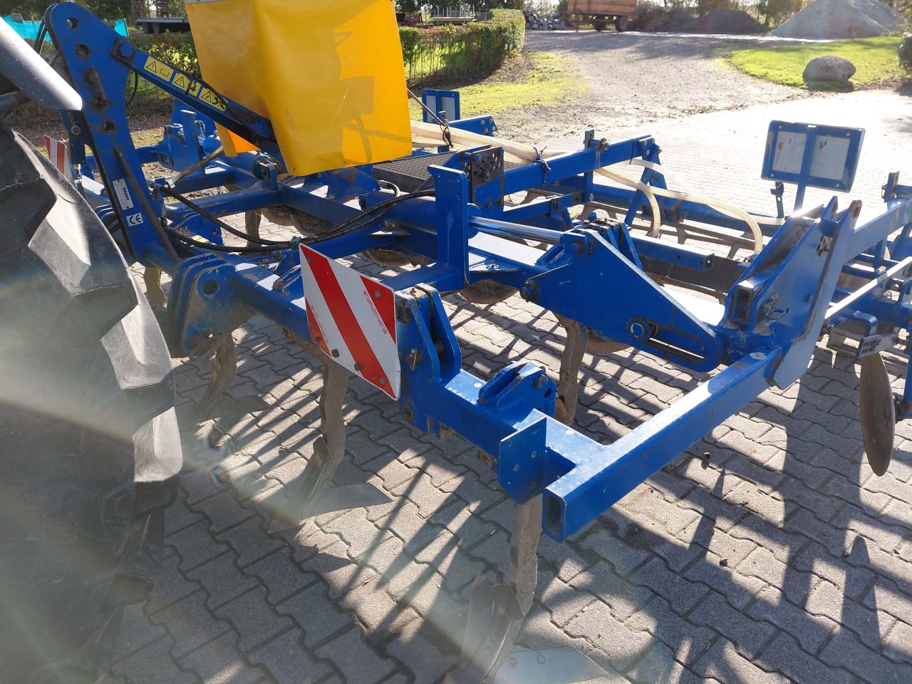 Nette stoppelcultivator met zaaibak en grondradar