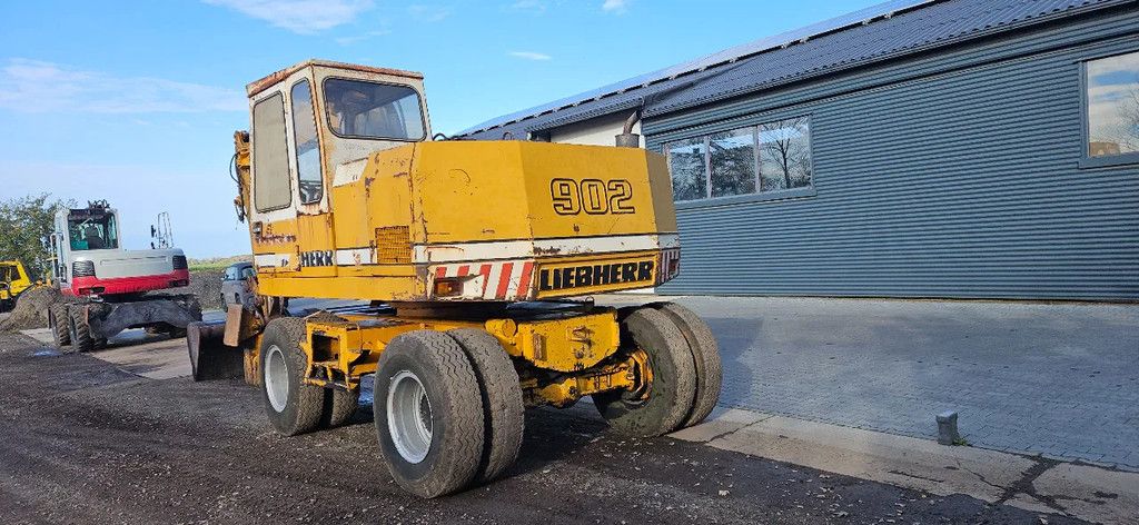 Liebherr A902