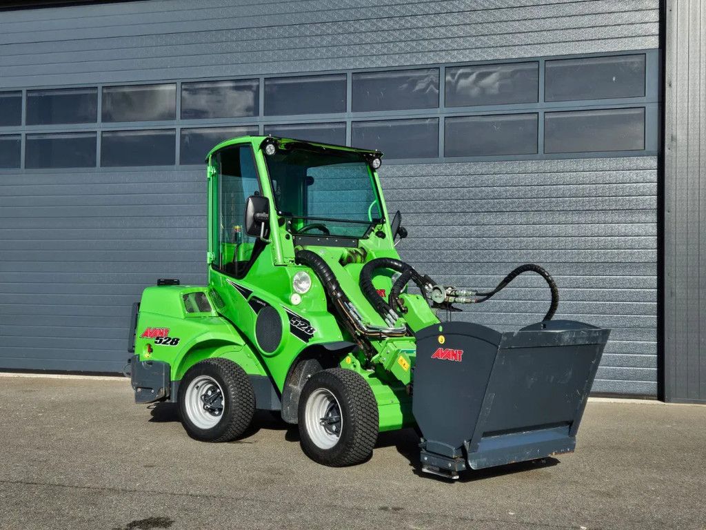 Avant 528 mini-shovel met DLX Cabine