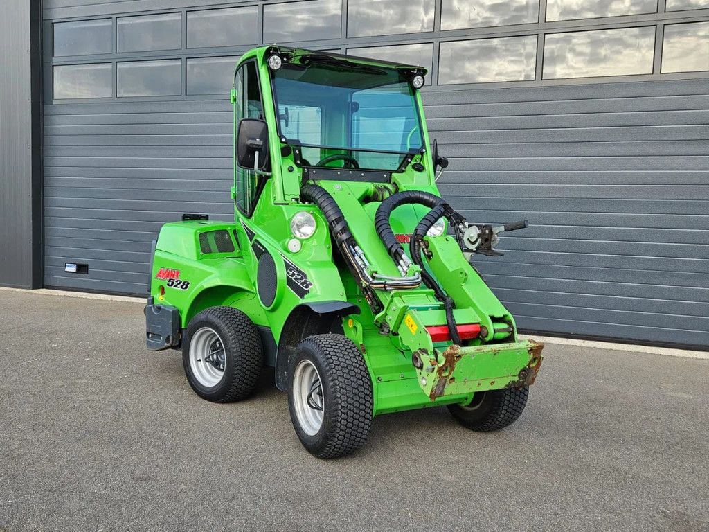 Avant 528 mini-shovel met DLX Cabine