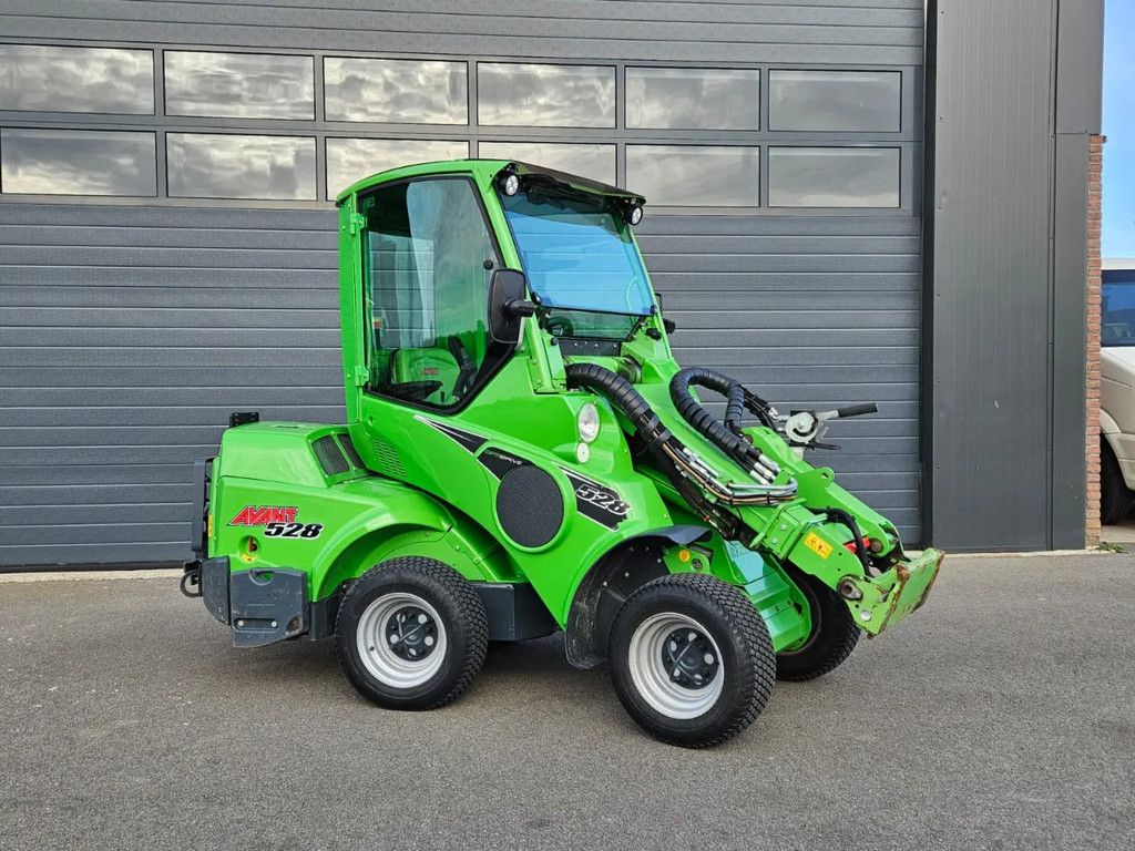 Avant 528 mini-shovel met DLX Cabine