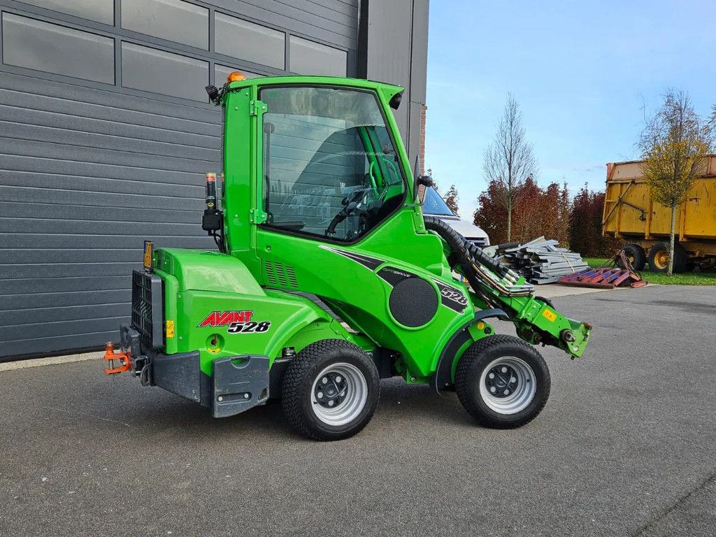 Avant 528 mini-shovel met DLX Cabine