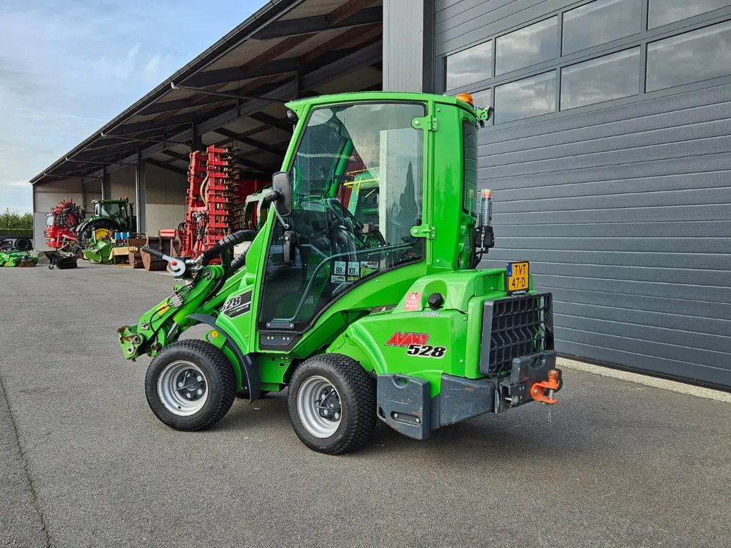 Avant 528 mini-shovel met DLX Cabine