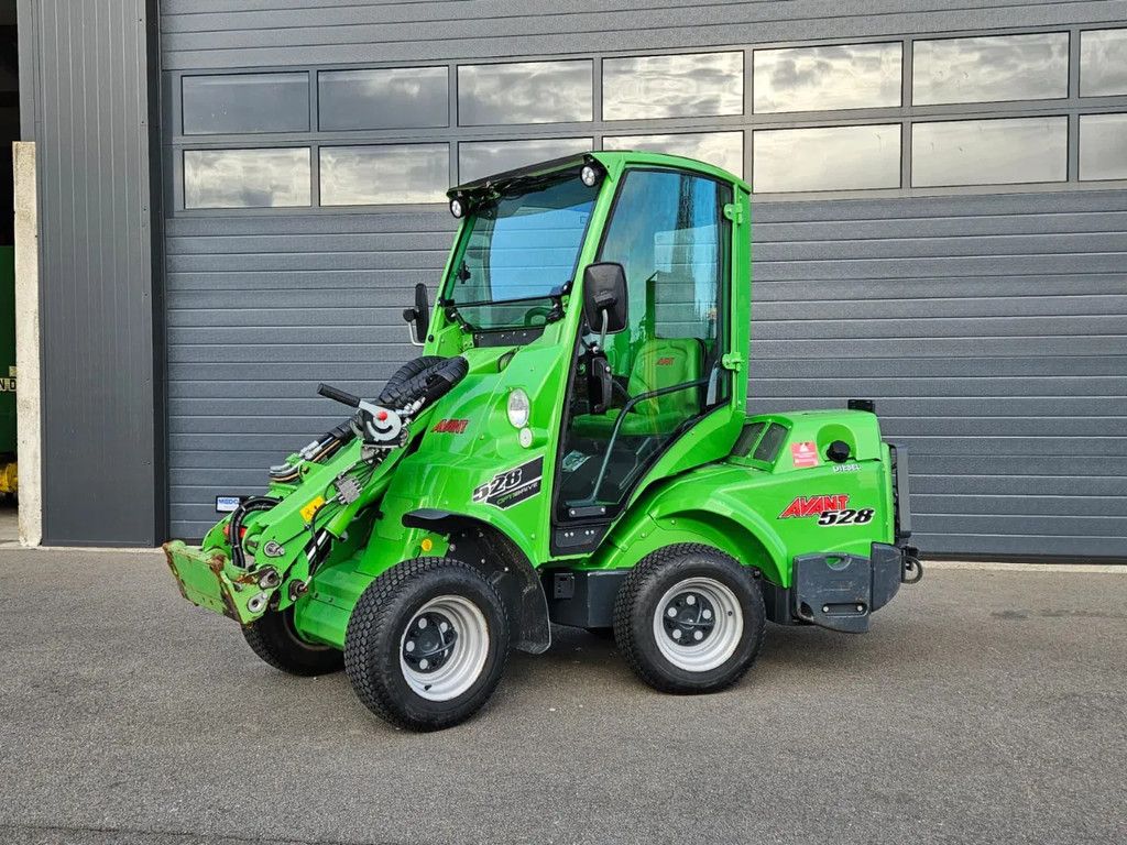 Avant 528 mini-shovel met DLX Cabine
