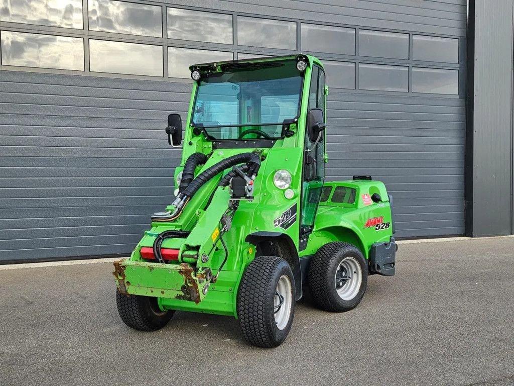 Avant 528 mini-shovel met DLX Cabine