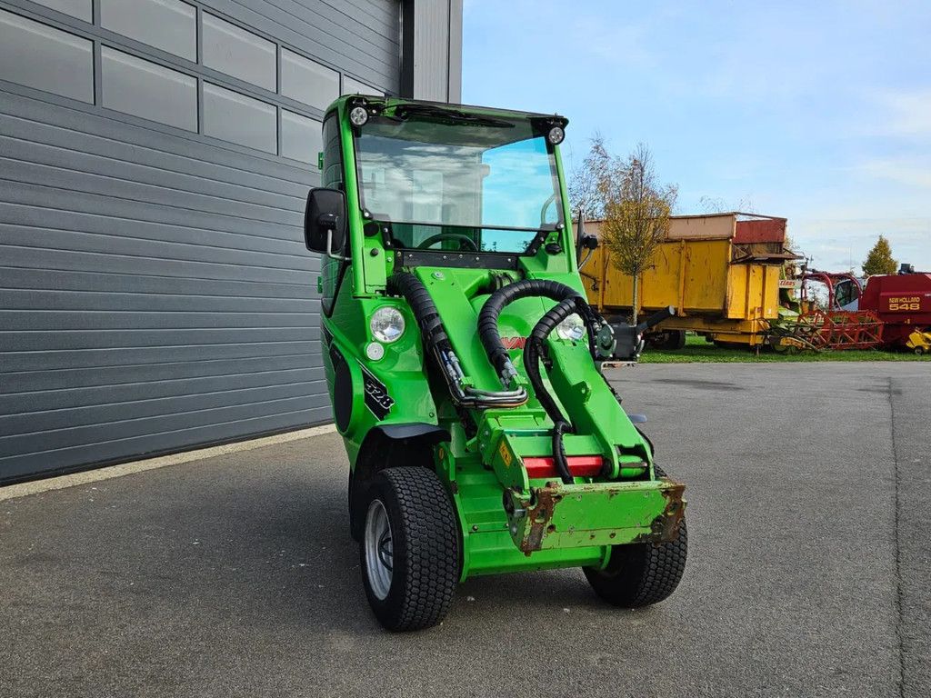 Avant 528 mini-shovel met DLX Cabine