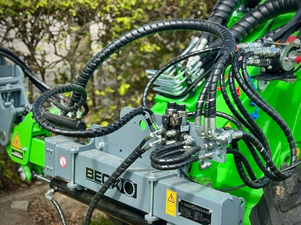 Becx Loaderarm WLA60 met Becx HS131HR Heggensnoeier