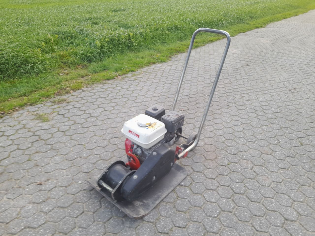 Xx trilplaat Dynapac en Mikasa benzine 1.5 ton