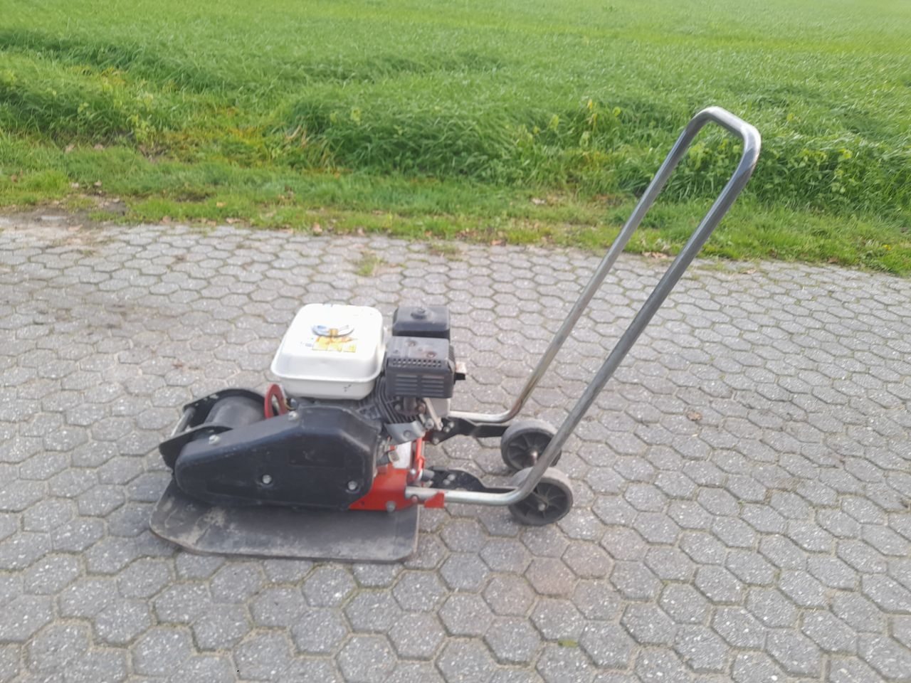 Xx trilplaat Dynapac en Mikasa benzine 1.5 ton