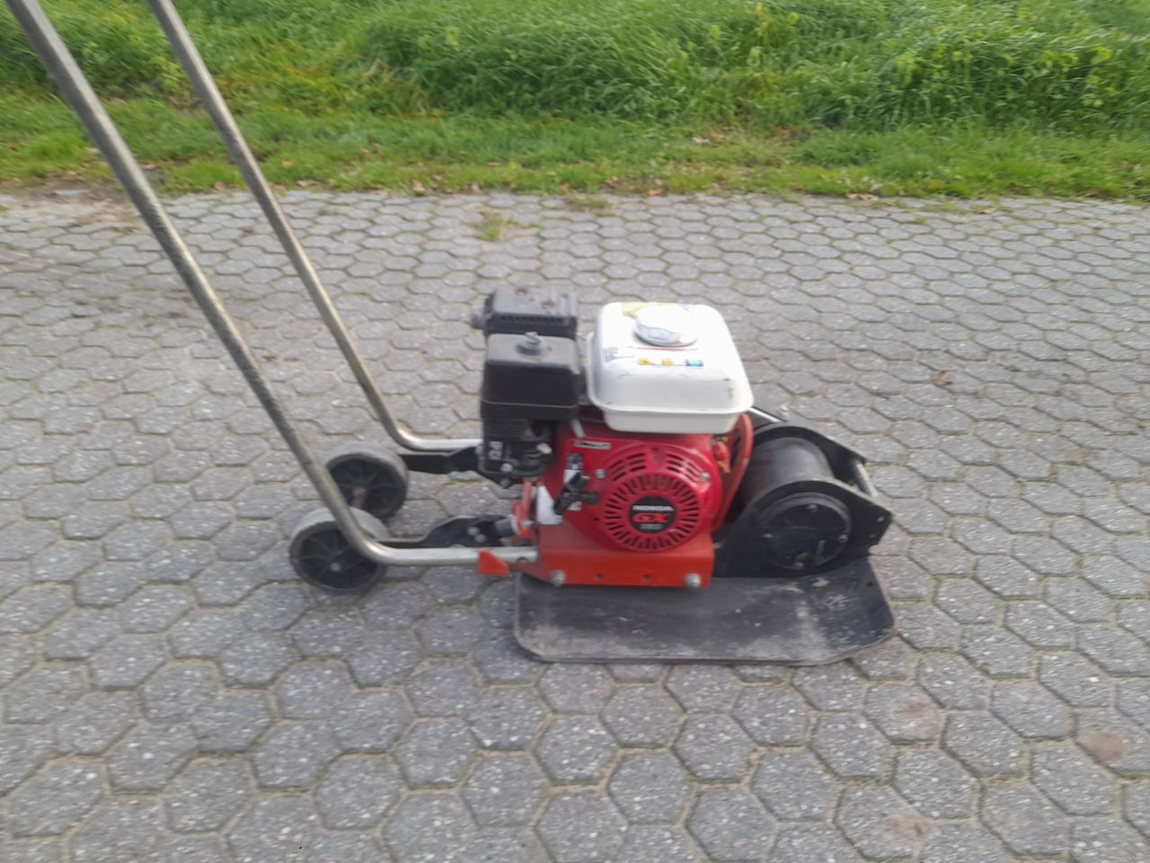 Xx trilplaat Dynapac en Mikasa benzine 1.5 ton