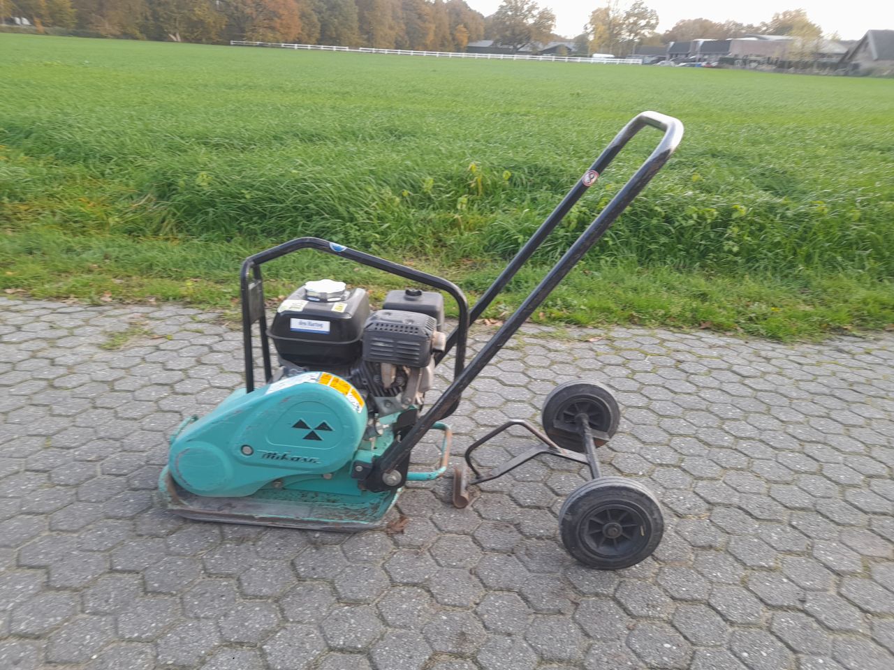 Xx trilplaat Dynapac en Mikasa benzine 1.5 ton