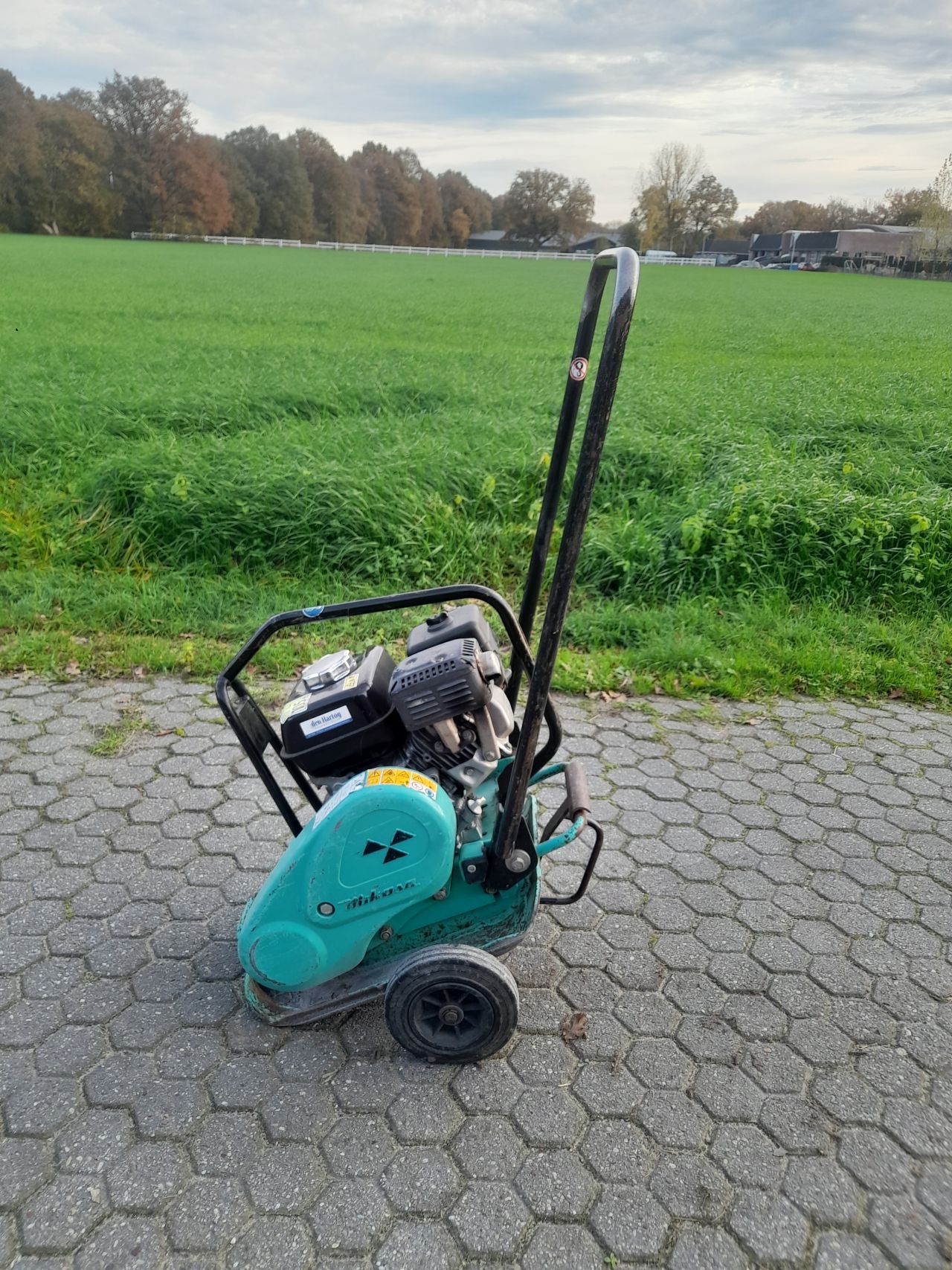Xx trilplaat Dynapac en Mikasa benzine 1.5 ton