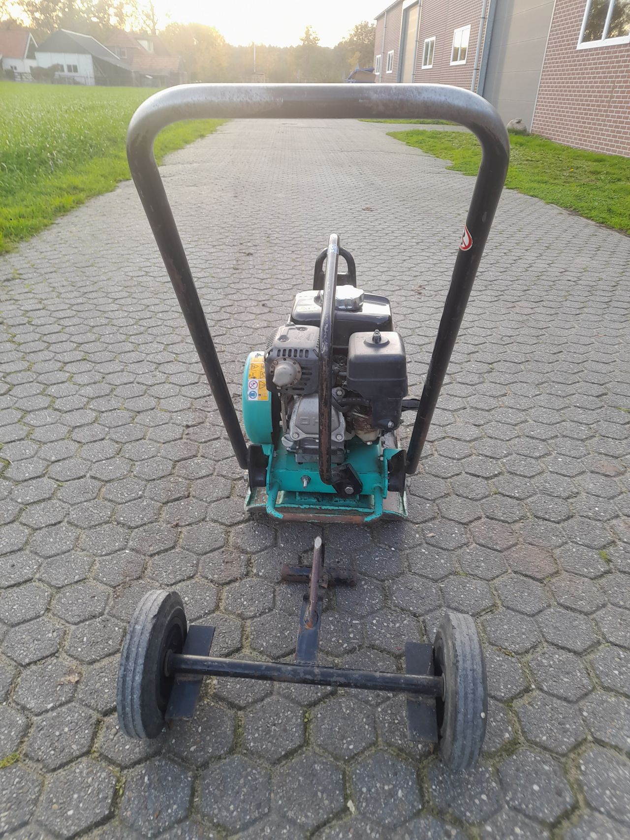 Xx trilplaat Dynapac en Mikasa benzine 1.5 ton