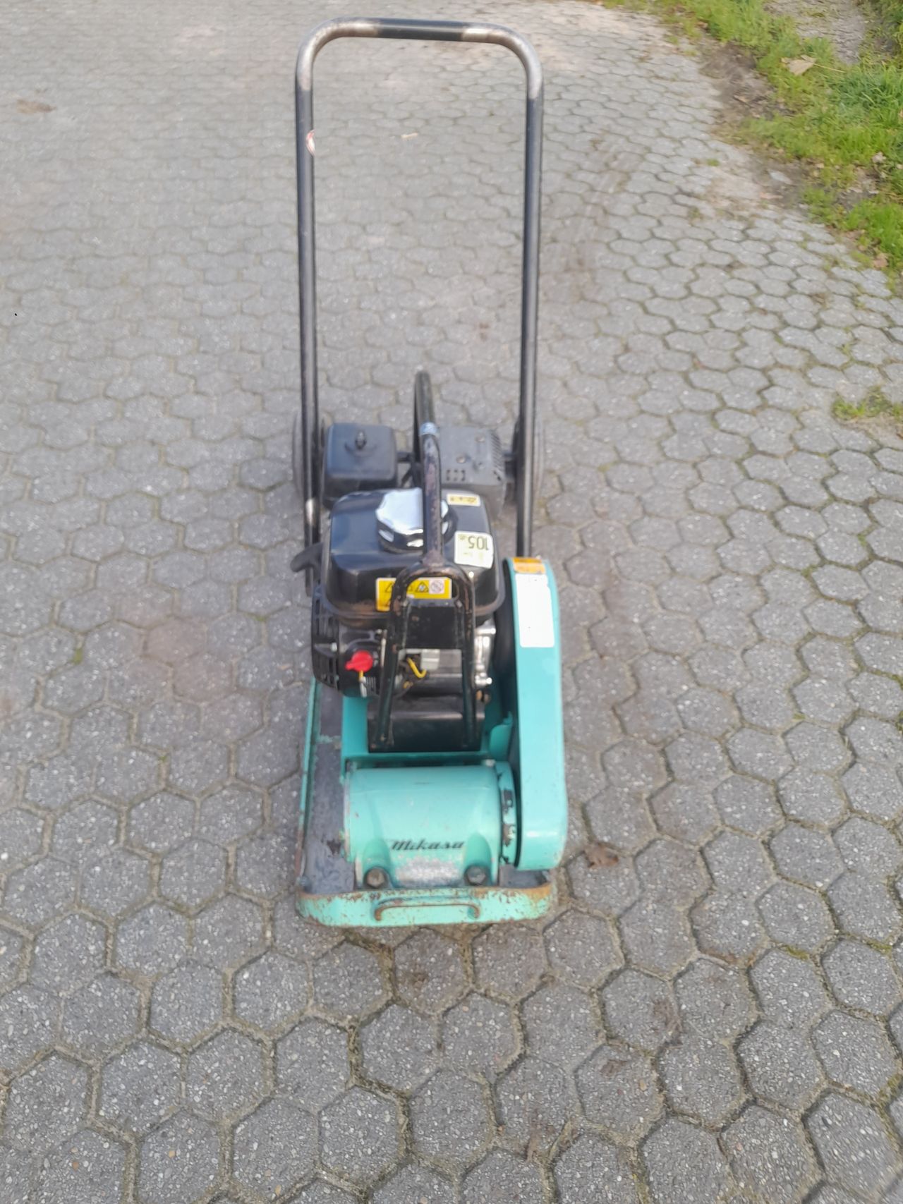 Xx trilplaat Dynapac en Mikasa benzine 1.5 ton
