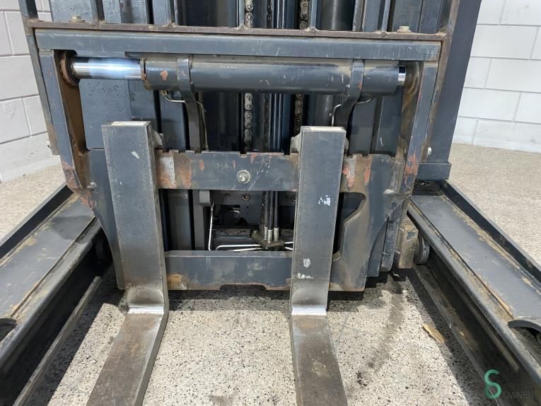 Reachtrucks Electric Linde R16 2015